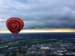 Mooie luchtballon vaart in de buurt van Maastricht op zaterdag 22 juni 2024